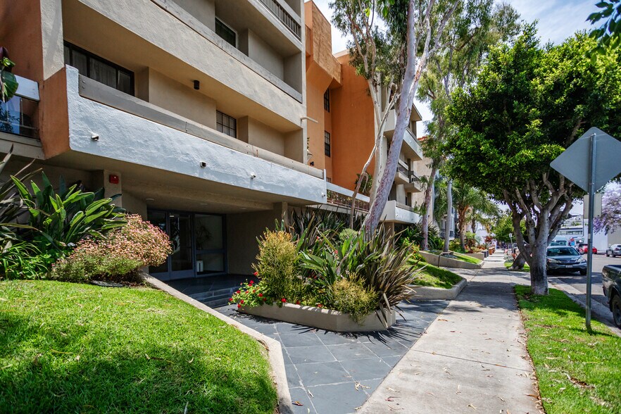 Building Photo - 740 N Kings Rd