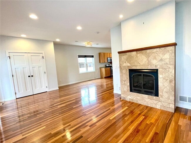 Building Photo - 403 Monroe Ave S