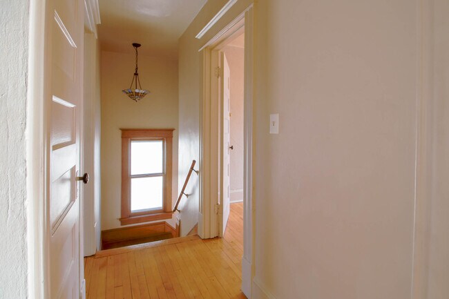 Building Photo - 418 W Irving Ave