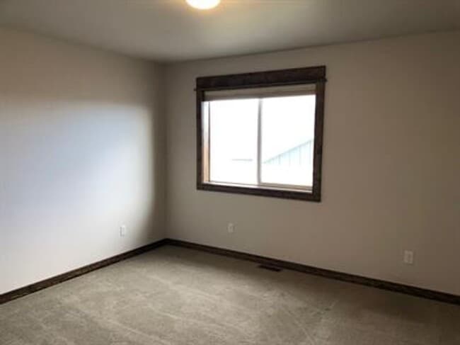 Building Photo - 4 bedroom 3 bath home in Ryen Glenn