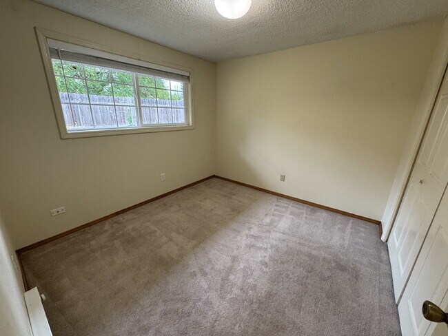 Building Photo - Milwaukie Tri-plex, 2-Bedroom, Near Transp...