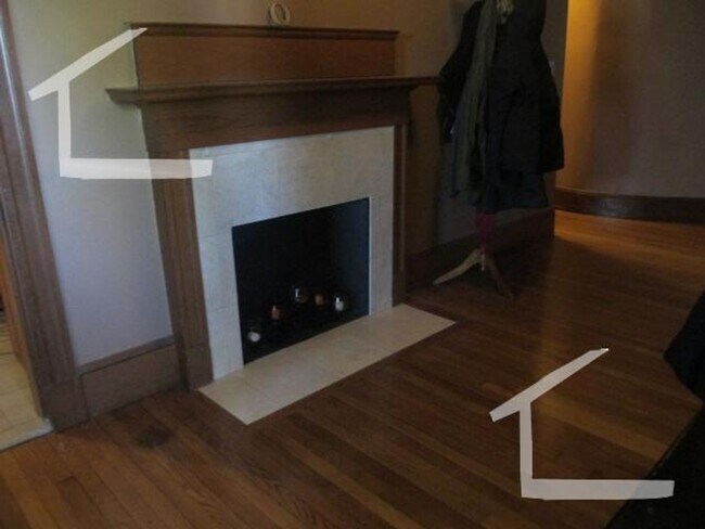 Building Photo - 9/1 Spacious 3BR with balcony, w/d in unit...