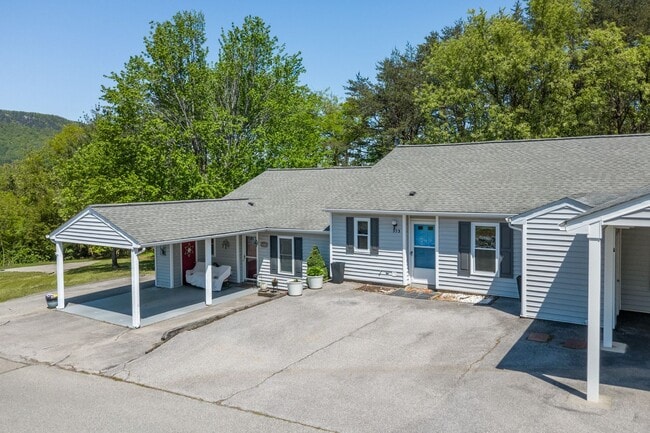 Building Photo - 2 Bed, 2 Bath Renovated Townhouse – Single-Level Living – $1,800/month
