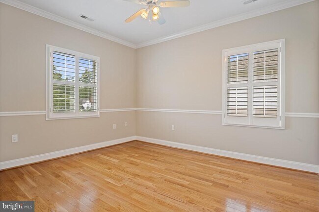 Building Photo - 5905 Lone Oak Dr