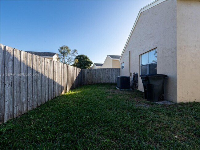 Building Photo - 200 W Riverbend Dr