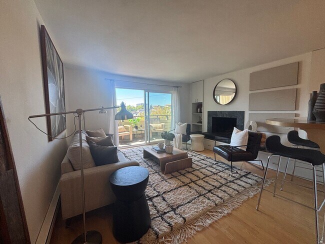 Building Photo - Queen Anne Gem with Private Balcony & Cozy...