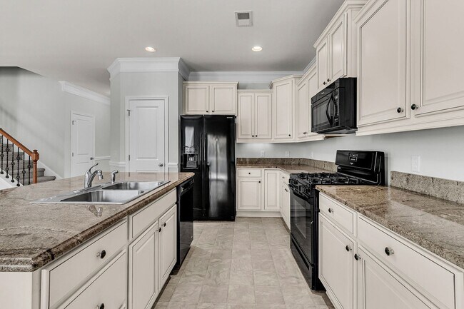 Building Photo - 5 Bedroom 3 Bath Home Located in Sophia Landing in Goose Creek