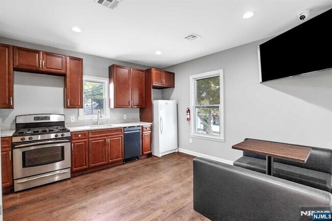 Building Photo - 541 Union Ave