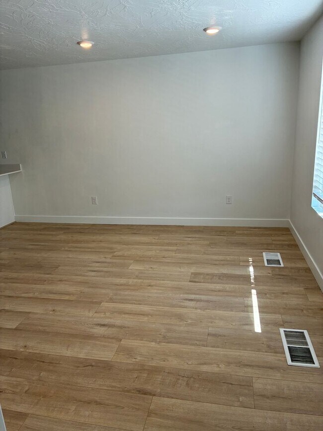 Building Photo - 3 Bedroom Townhome