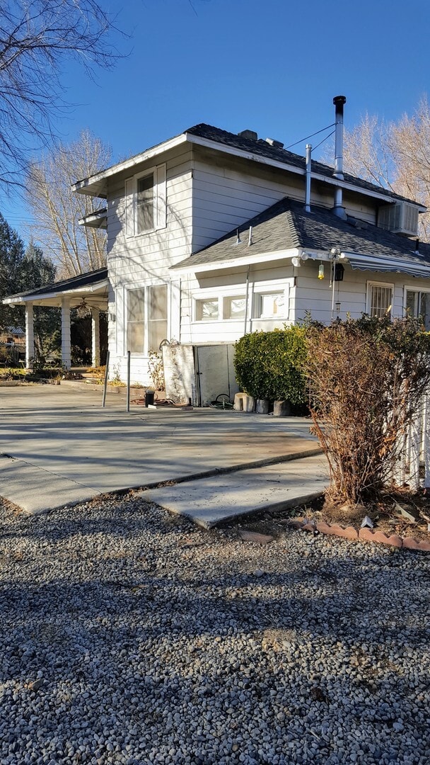Building Photo - Three bedroom, 2 bath with high ceilings d...