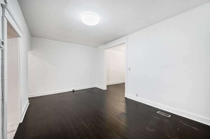 Dining area - 2431 Linden Ave