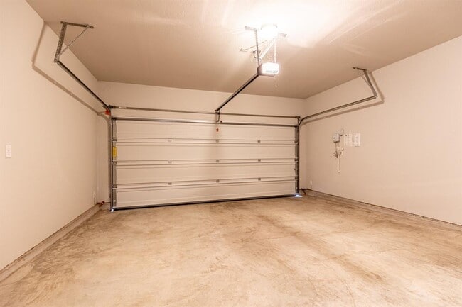 Building Photo - 373 Jade St