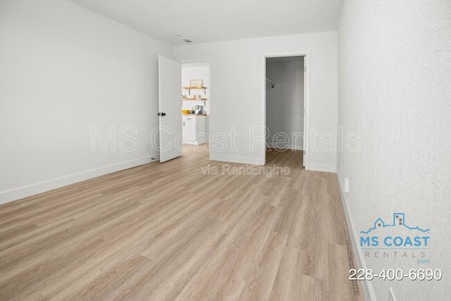 Building Photo - 218 Dogwood Dr