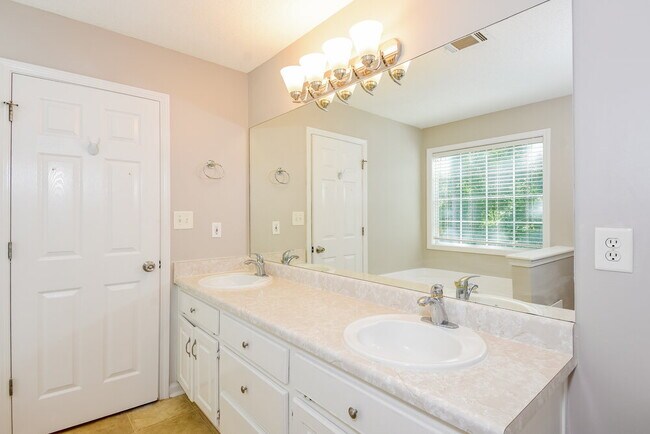 Building Photo - 313 Split Rail Way