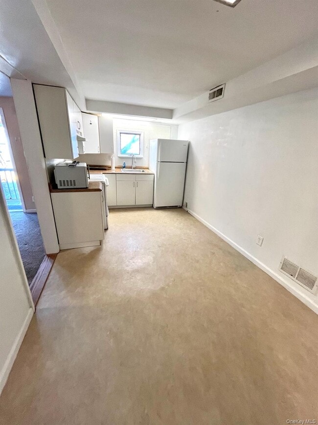 Building Photo - 53 Circle Dr N