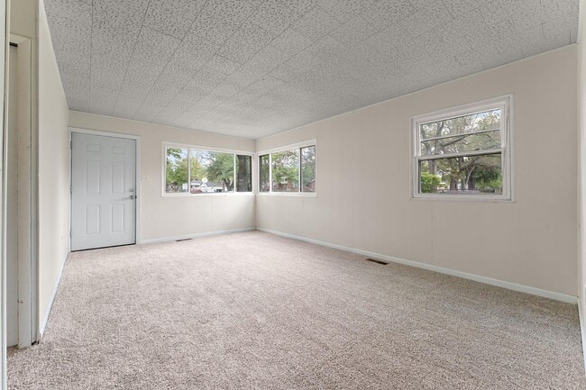 Building Photo - 300 N Guyer St