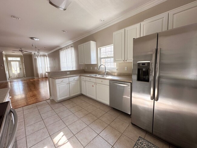 Building Photo - Beautifully Updated 3 Bedroom Home in Dest...