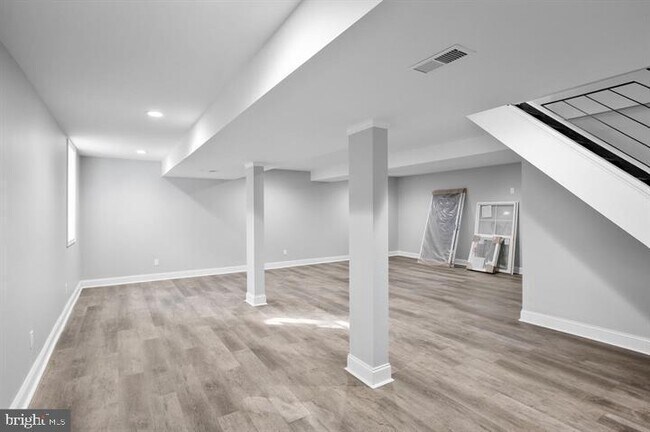 Building Photo - 132 Kossuth St