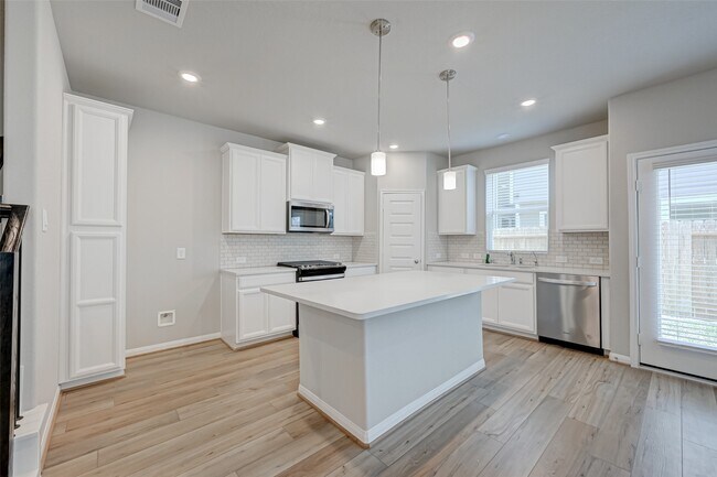 Building Photo - 1526 Lakeline Oak Dr