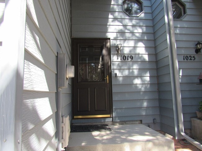 Building Photo - Secluded Eastside Townhome W/Double Garage