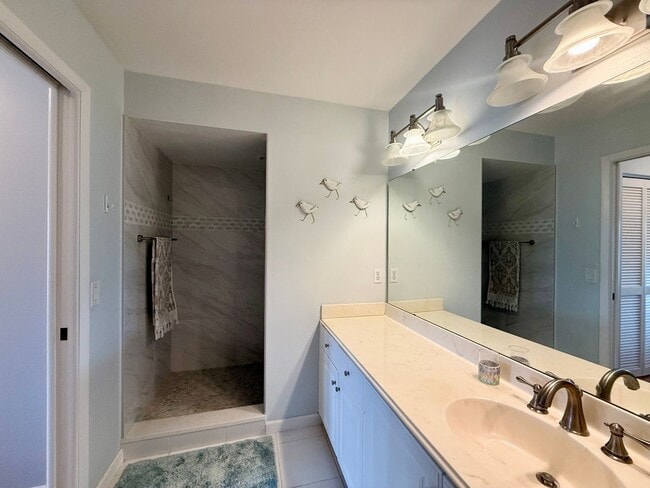 Building Photo - Annual Furnished 2 Bedroom Condo - Tara Go...