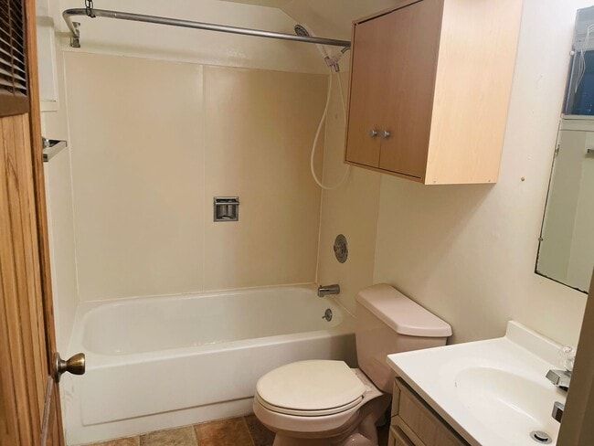 Building Photo - 2 Bedroom 1 Bath w/ Off Street Parking & Laundry