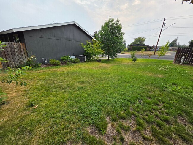 Building Photo - Beautiful Home in 5 Mile