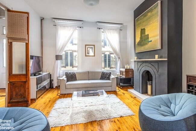 Building Photo - Townhouse Treasure