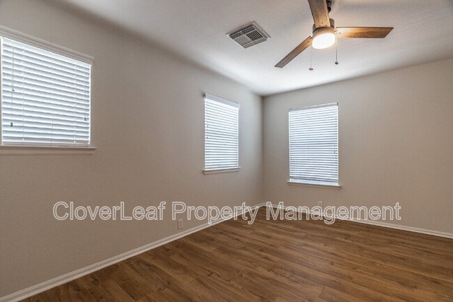 Building Photo - 802 Amber Knoll