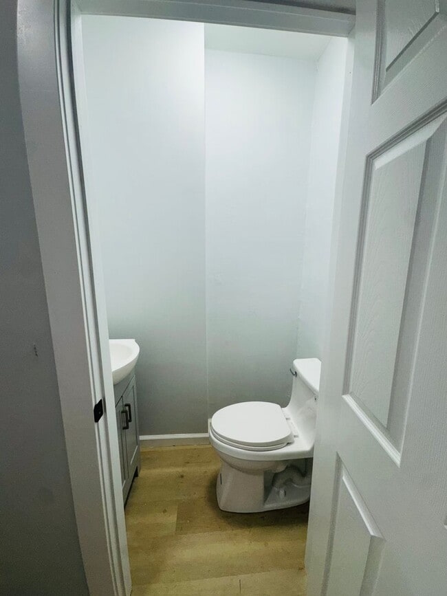 Building Photo - Remodeled Large 3bd/1.5 House with Rear ya...