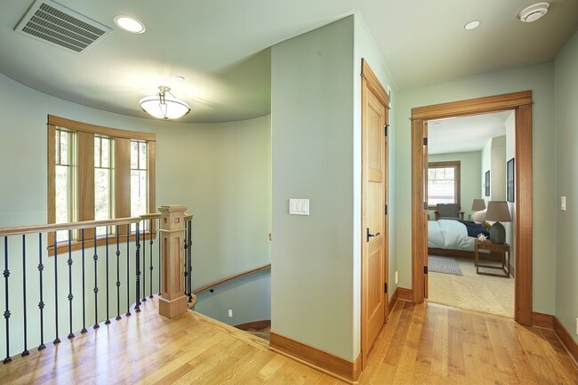 Building Photo - 3bd/3.75ba Sammamish Home