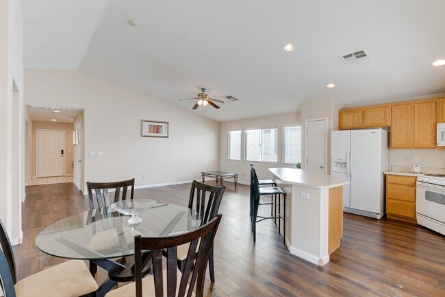 Building Photo - CHARMING 2 BEDROOM HOME IN GATED COMMUNITY...