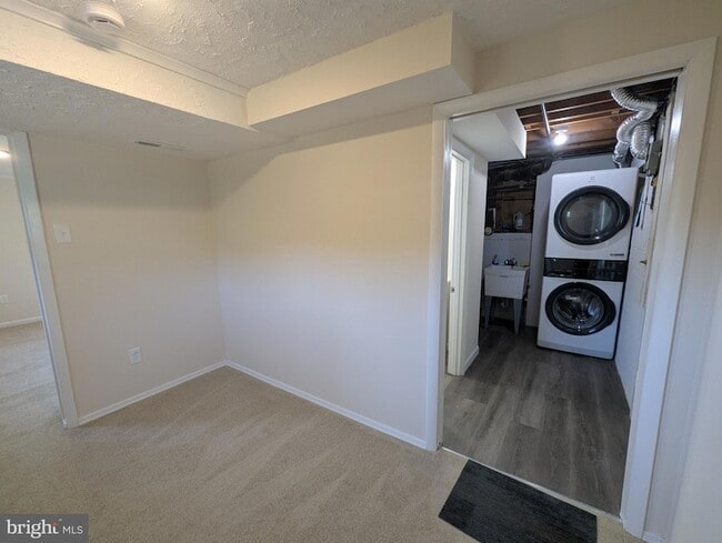Building Photo - 6327 Willowood Ln