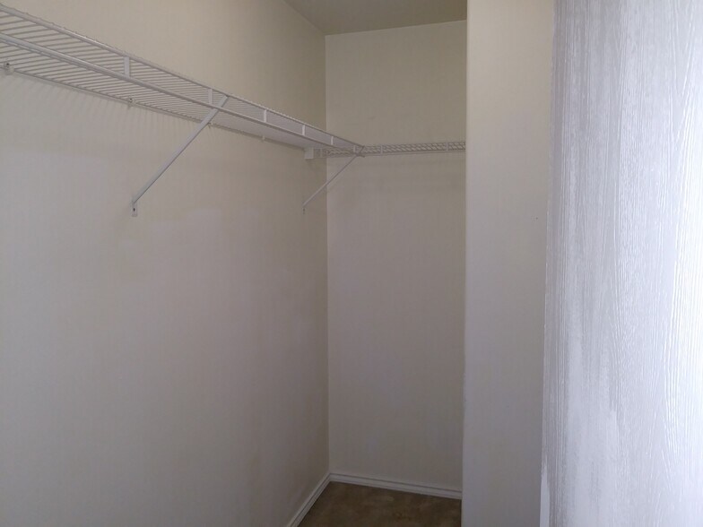 Walk-in closets - 2381 Hamburg St