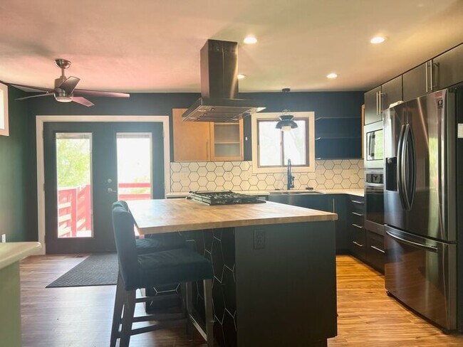 Building Photo - Gorgeous 4 bedroom, 2 bath Home with 2 car attached garage In NW Loveland, Colorado