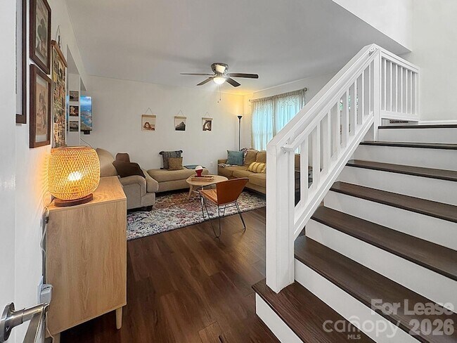 Building Photo - 902 Creekside Dr