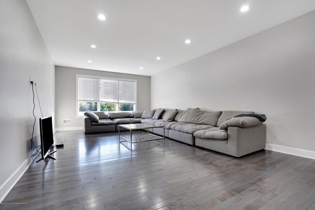 Building Photo - 98 Hollywood Ave