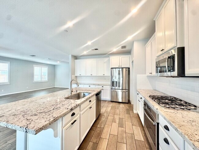 Building Photo - Stunning 5BR Home with Pool, Loft & 3-Car Garage!