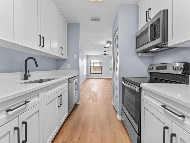 Building Photo - 13608 S Village Dr