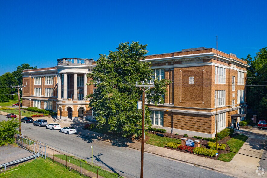 Front Building Exterior - Elora Gardens at Petersburg