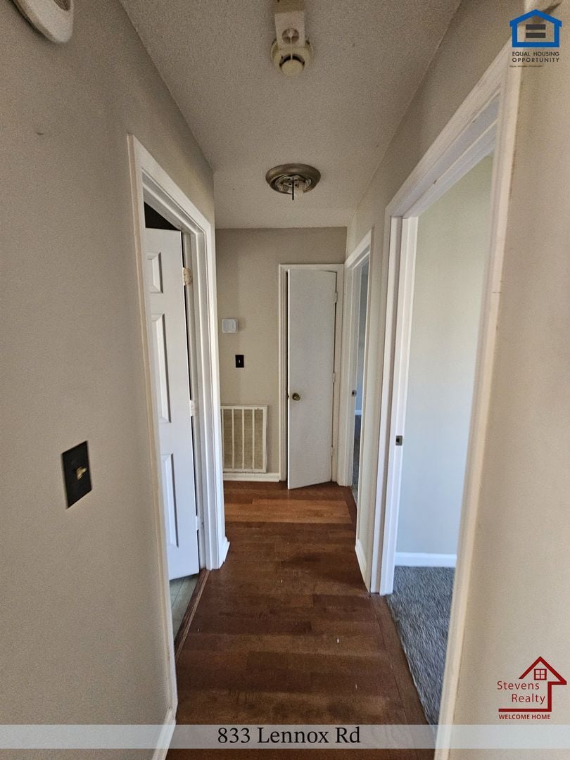 Building Photo - 833 Lennox Rd