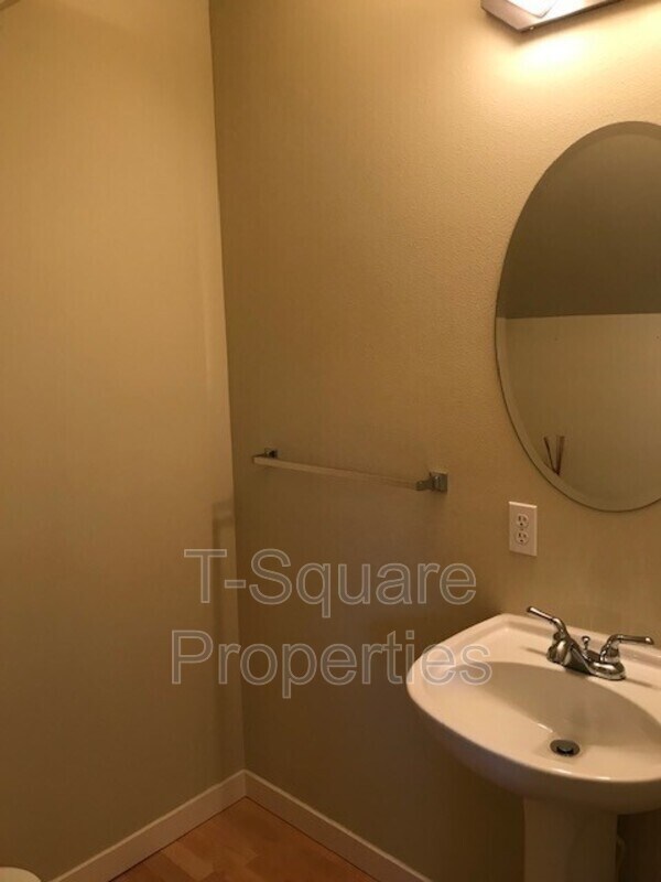 Building Photo - 13824 N Creek Dr