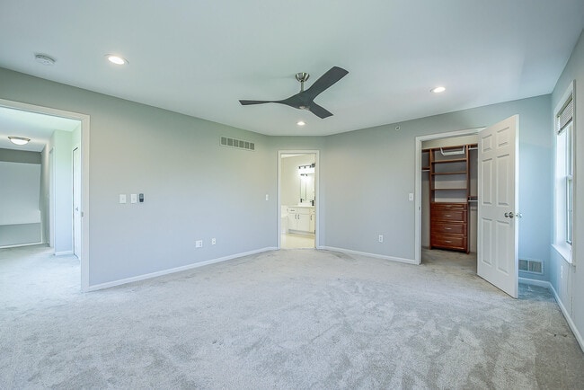 Building Photo - 2865 Barclay Wy