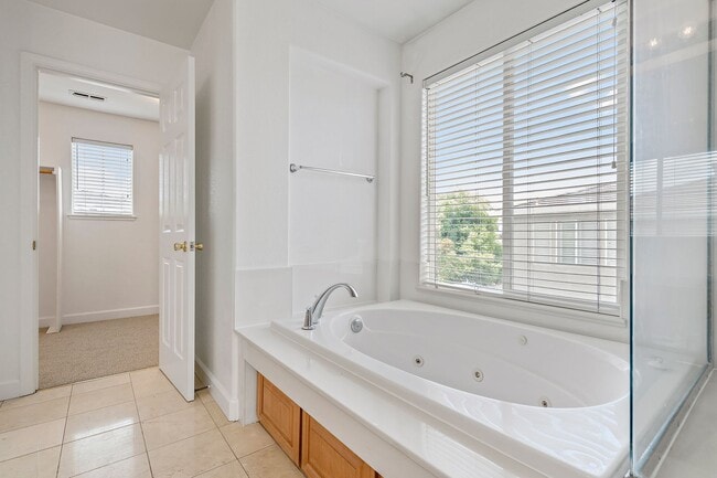 Building Photo - Spacious 3 Bedroom/2.5 Bath Home