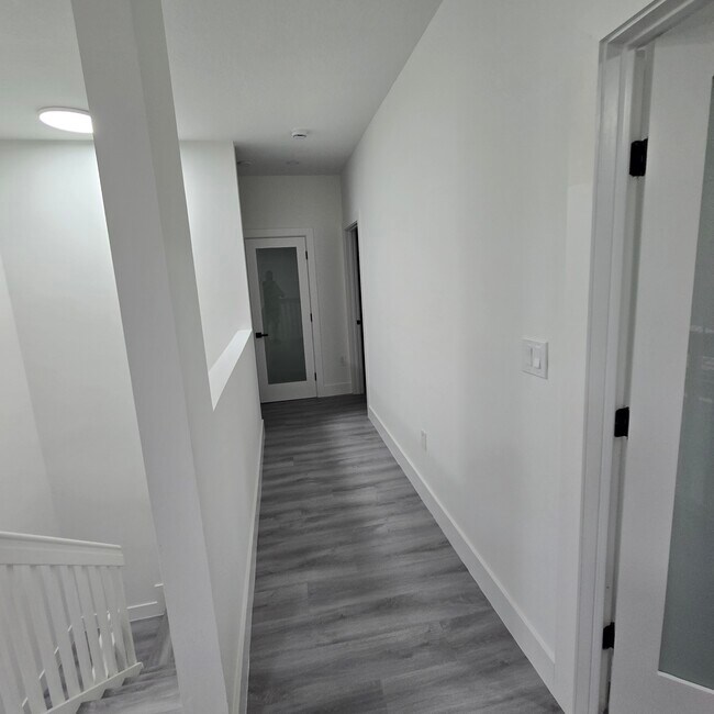Building Photo - 4276 NE 26th Ct