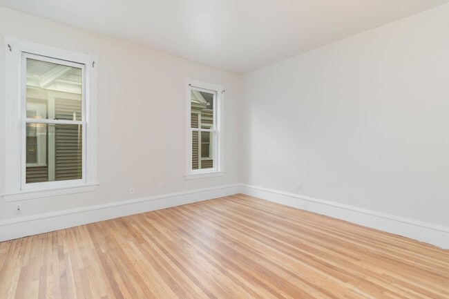 Building Photo - Spacious 5 Bed | 2 Bath Home in the Heart ...
