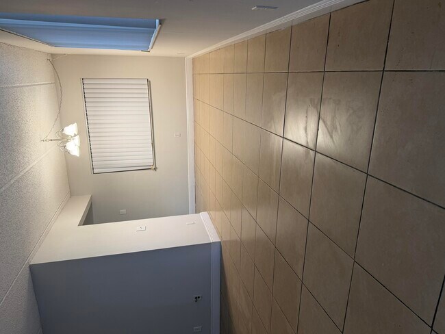 Building Photo - 410 Meadows Cir