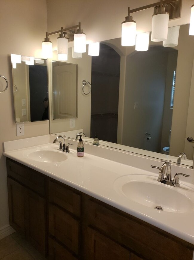 Building Photo - Gorgeous 4 bedroom for rent