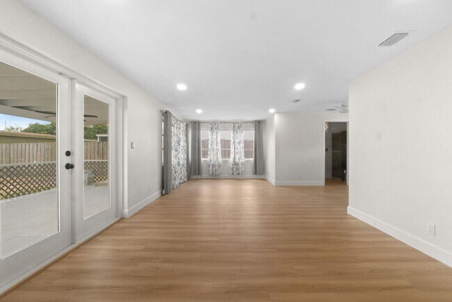 Building Photo - 5720 Parke Ave