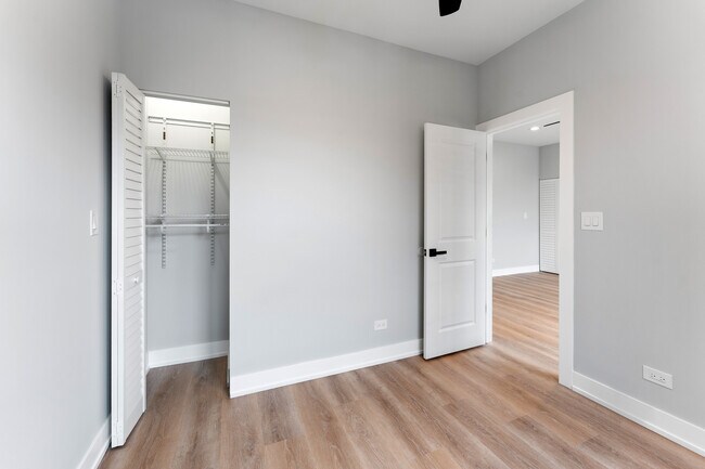 Building Photo - 1546 W Jonquil Terrace